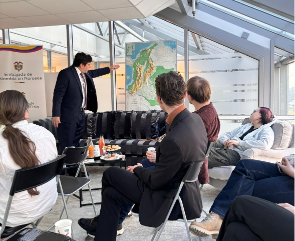 Embajada de Colombia en Noruega recibe a estudiantes de UNSA Lillehammer
