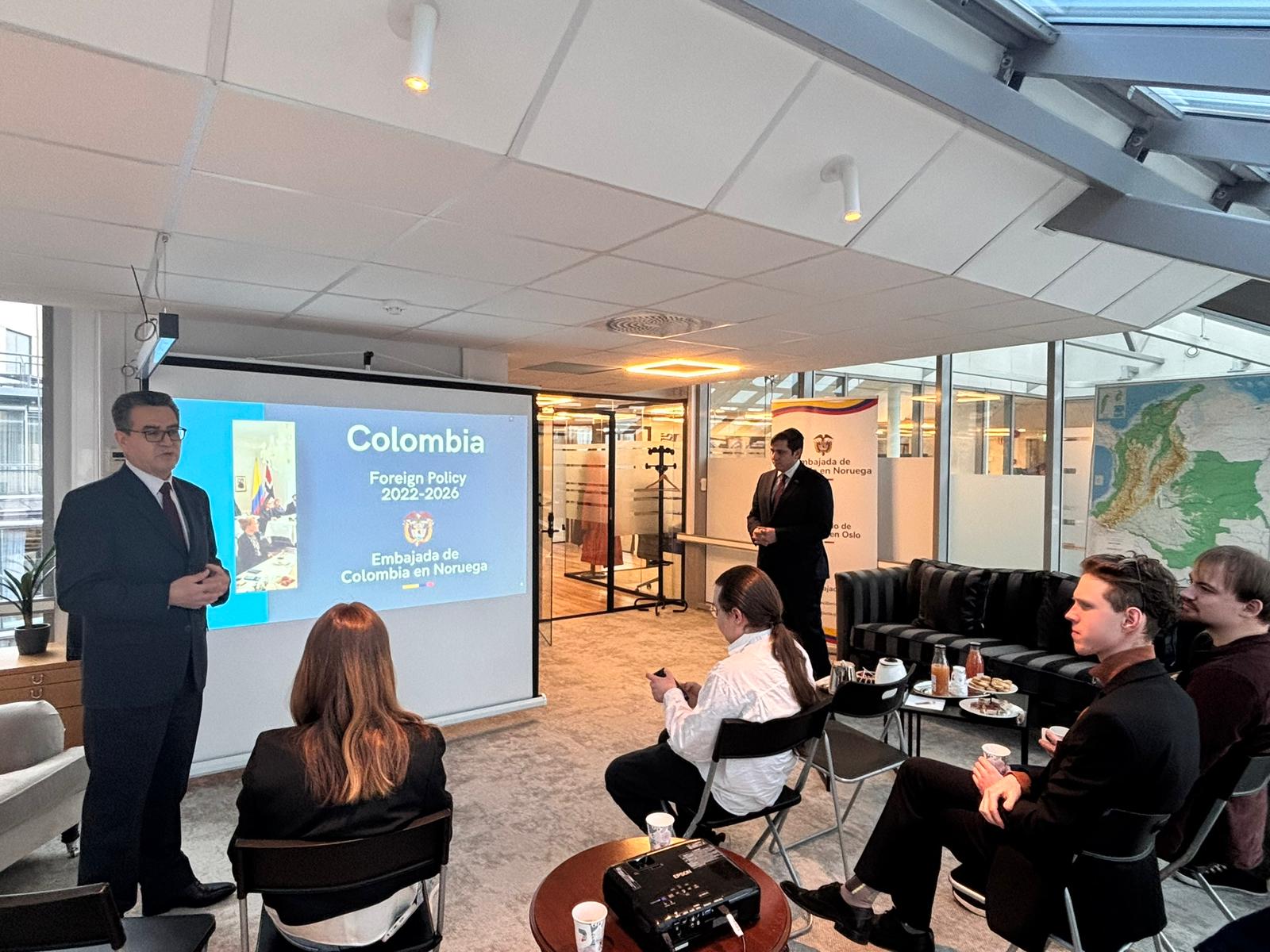 Embajada de Colombia en Noruega recibe a estudiantes de UNSA Lillehammer