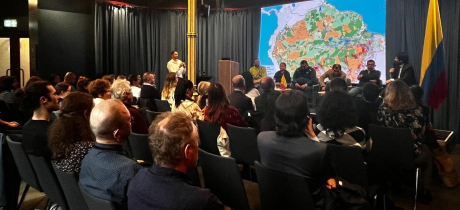 Foto de la charla con motivo del lanzamiento en Oslo de la Conferencia de la ONU sobre la Biodiversidad COP16, que se llevará a cabo del 21 de octubre al 1 de noviembre en Cali.