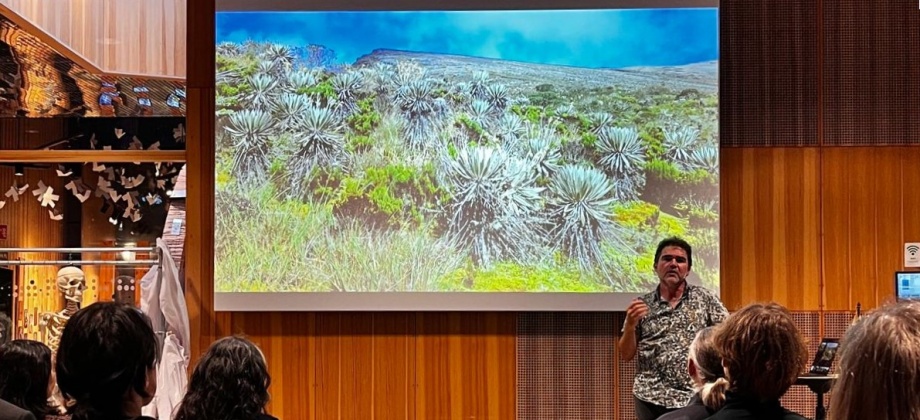 Foto de la charla titulada “Observación de aves con las FARC”, como parte del lanzamiento en Oslo de la COP16 (Conferencia de las Partes del Convenio sobre la Diversidad Biológica), que tiene lugar del 21 de octubre al 1 de noviembre en Cali.