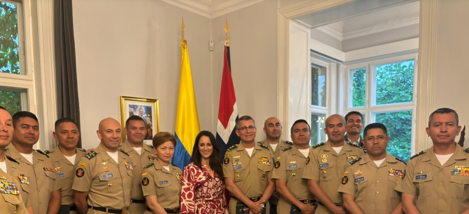 Embajada de Colombia en Noruega rindió homenaje a Oficiales de las Fuerzas Armadas de Colombia que realizan el CAEM 