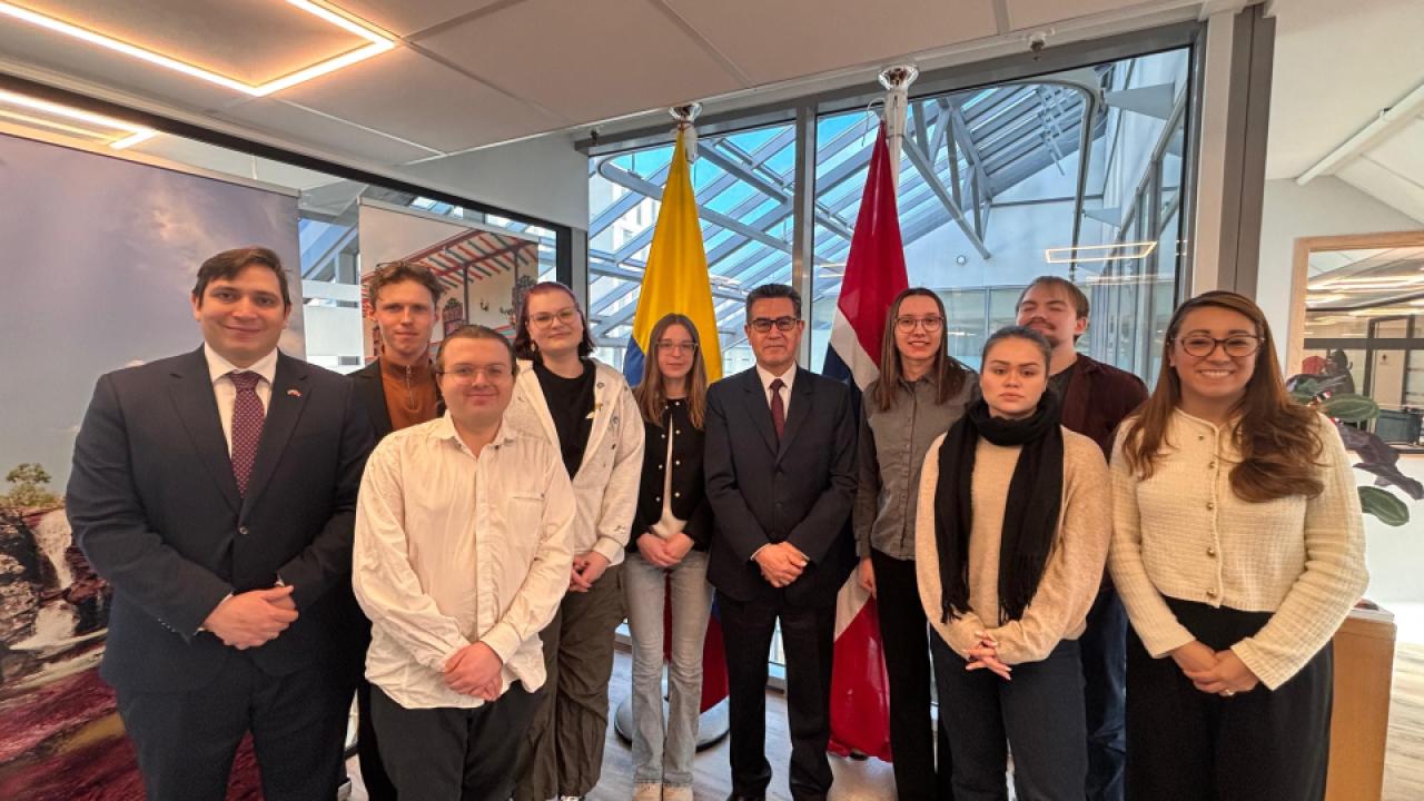 Embajada de Colombia en Noruega recibe a estudiantes de UNSA Lillehammer