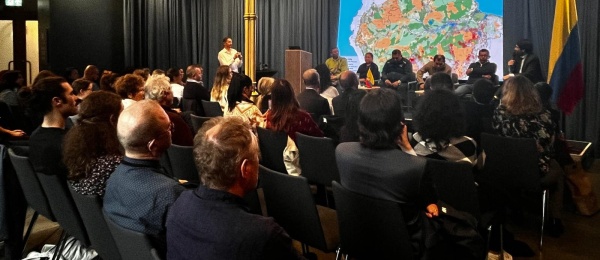 Foto de la charla con motivo del lanzamiento en Oslo de la Conferencia de la ONU sobre la Biodiversidad COP16, que se llevará a cabo del 21 de octubre al 1 de noviembre en Cali.