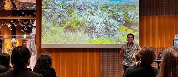 Foto de la charla titulada “Observación de aves con las FARC”, como parte del lanzamiento en Oslo de la COP16 (Conferencia de las Partes del Convenio sobre la Diversidad Biológica), que tiene lugar del 21 de octubre al 1 de noviembre en Cali.